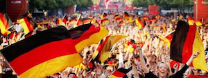 Fans der deutschen Fußballnationalmannschaft mit Fahnen